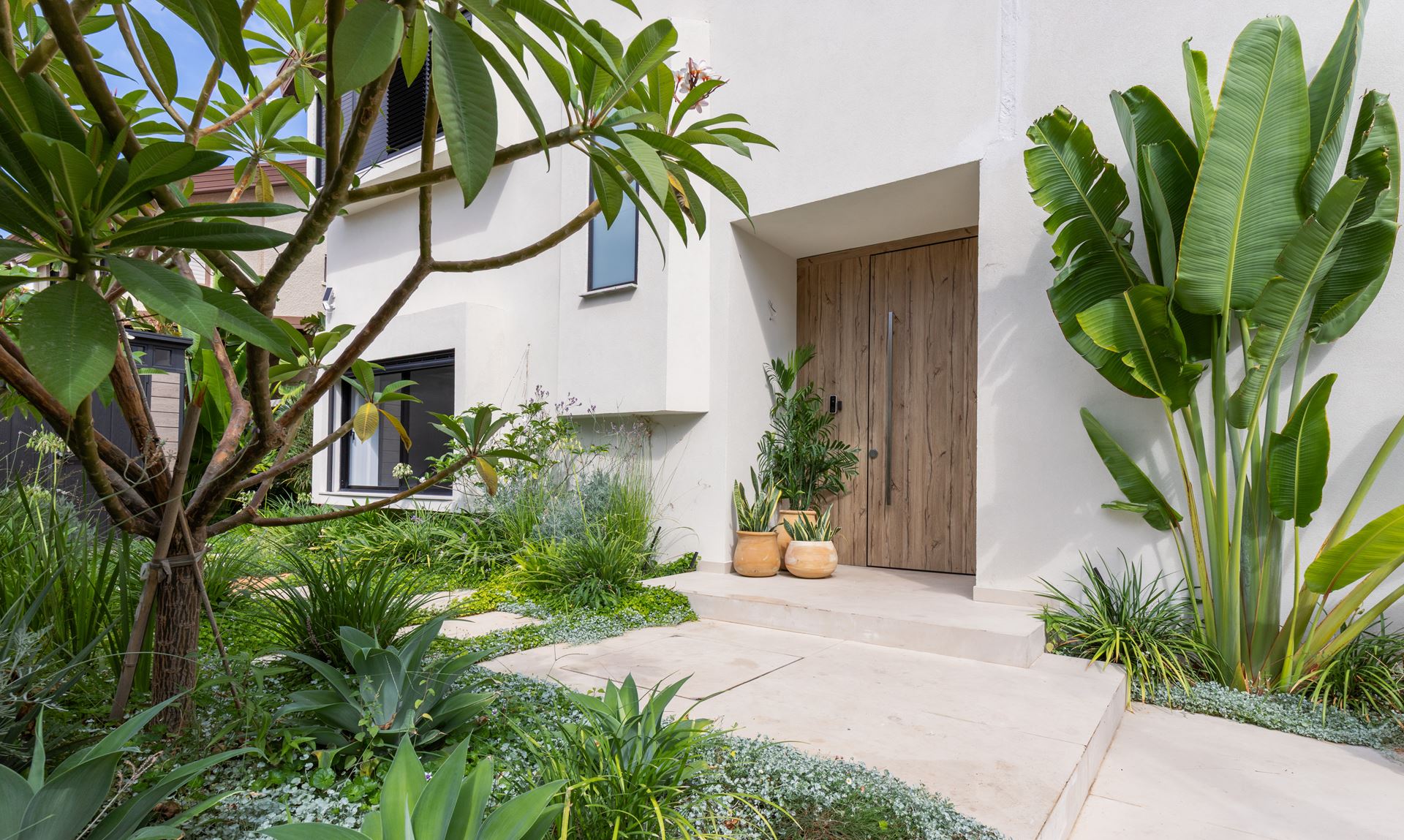 לחיצה להגדלת תמונה דלתות כניסה ממותג רשפים, מבית חמדיה