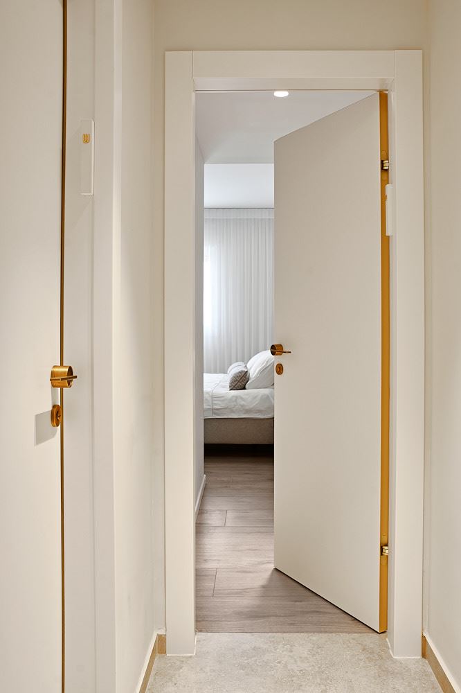 הצצה לחדר שינה, דלת הייליין