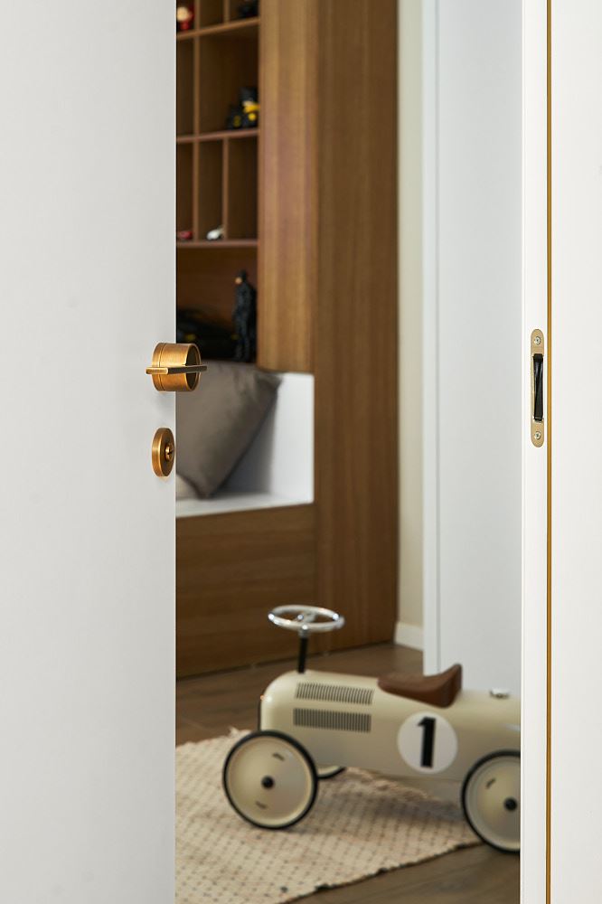 הצצה לחדר משחקים. דלת הייליין 