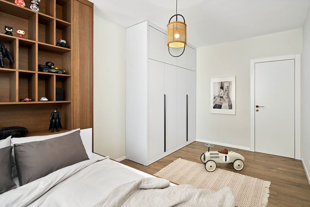 חדר שינה מבפנים. דלת הייליין