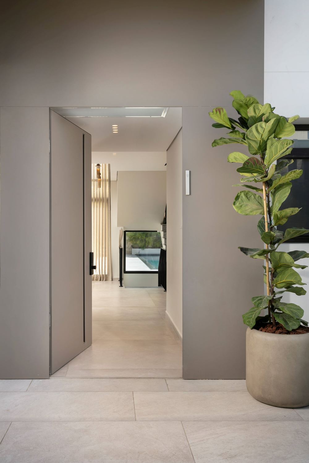 דלת כניסה אטלנוה קו אפס פתוחה