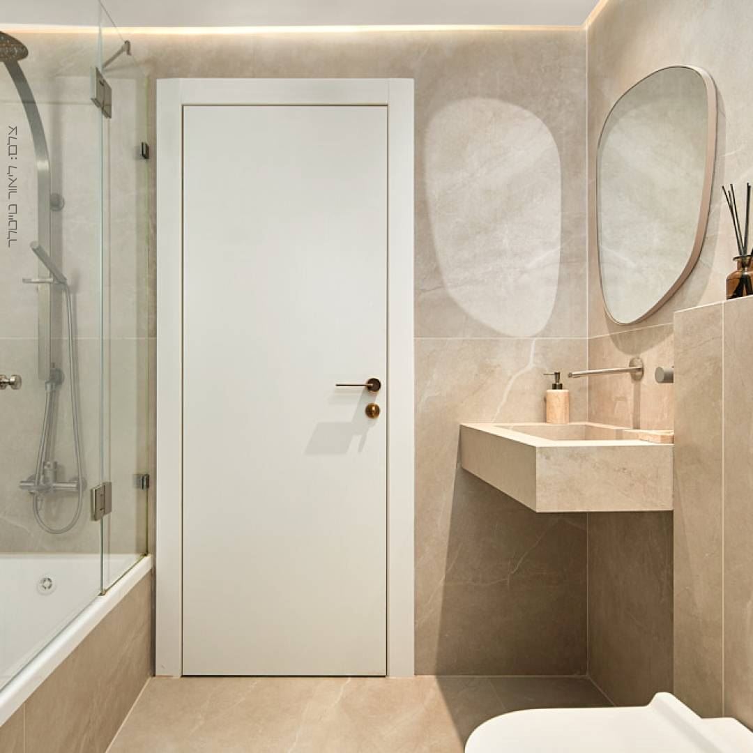 לחיצה להגדלת תמונה דלת הייליין בחדר אמבטיה