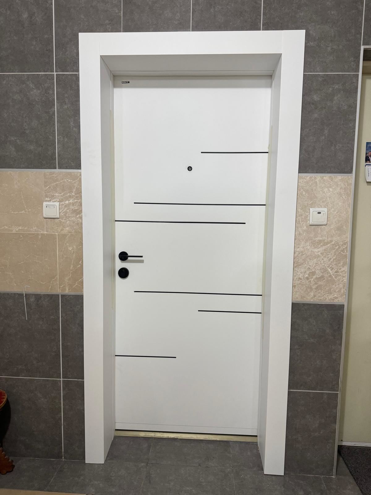 דלת כניסה ביט אאוט BIT OUT לבנה