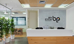 כניסה למשרד אדריכלות ועיצוב פנים קלוד